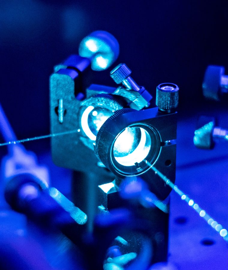 laser reflect on optic table un quantum laboratory